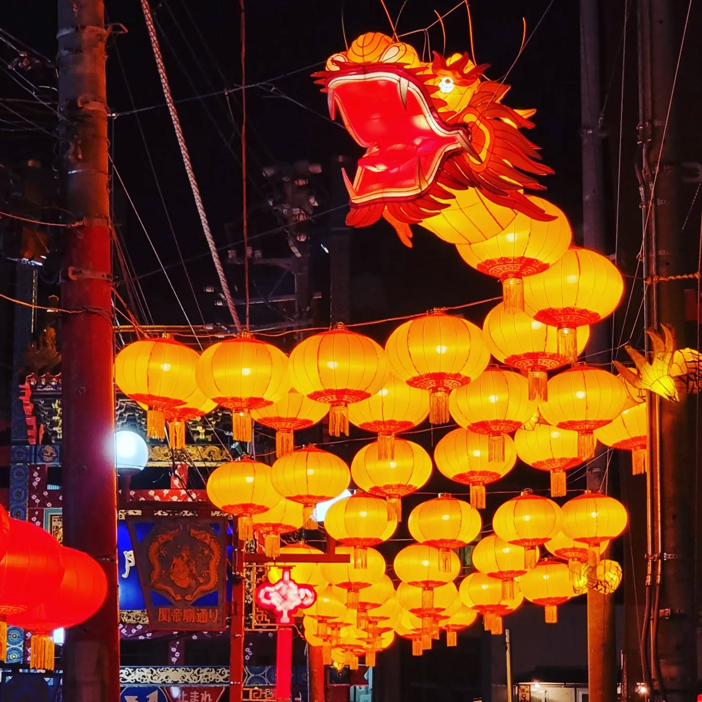 Yokohama Chinatown bei Nacht: Laternen, Tempel und leuchtende Straßen
